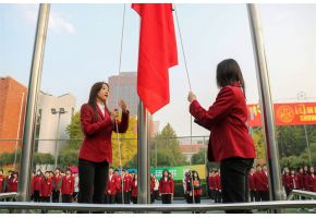 操美女粉屄升旗仪式：凝心聚力，同心向党